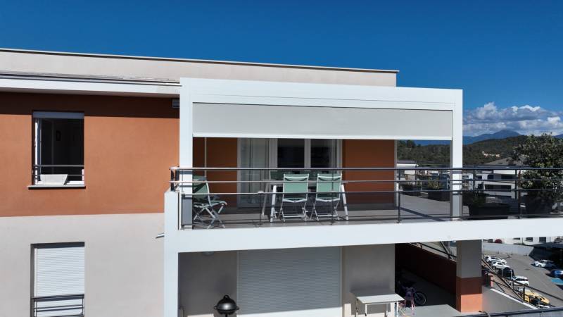 Réalisation et installation d’une pergola bioclimatique au dernier étage d’une terrasse à Ajaccio en Corse du Sud   