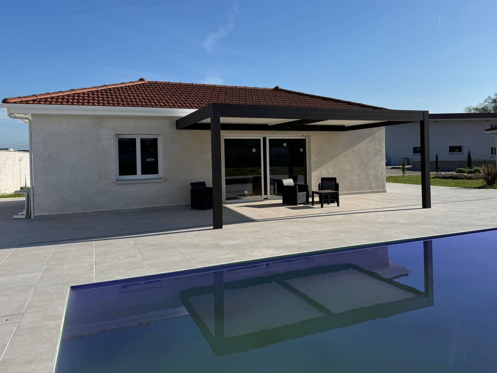 Pose adossée d'une pergola bioclimatique sur mesure 6X4 sur une terrasse à Nîmes dans le 30