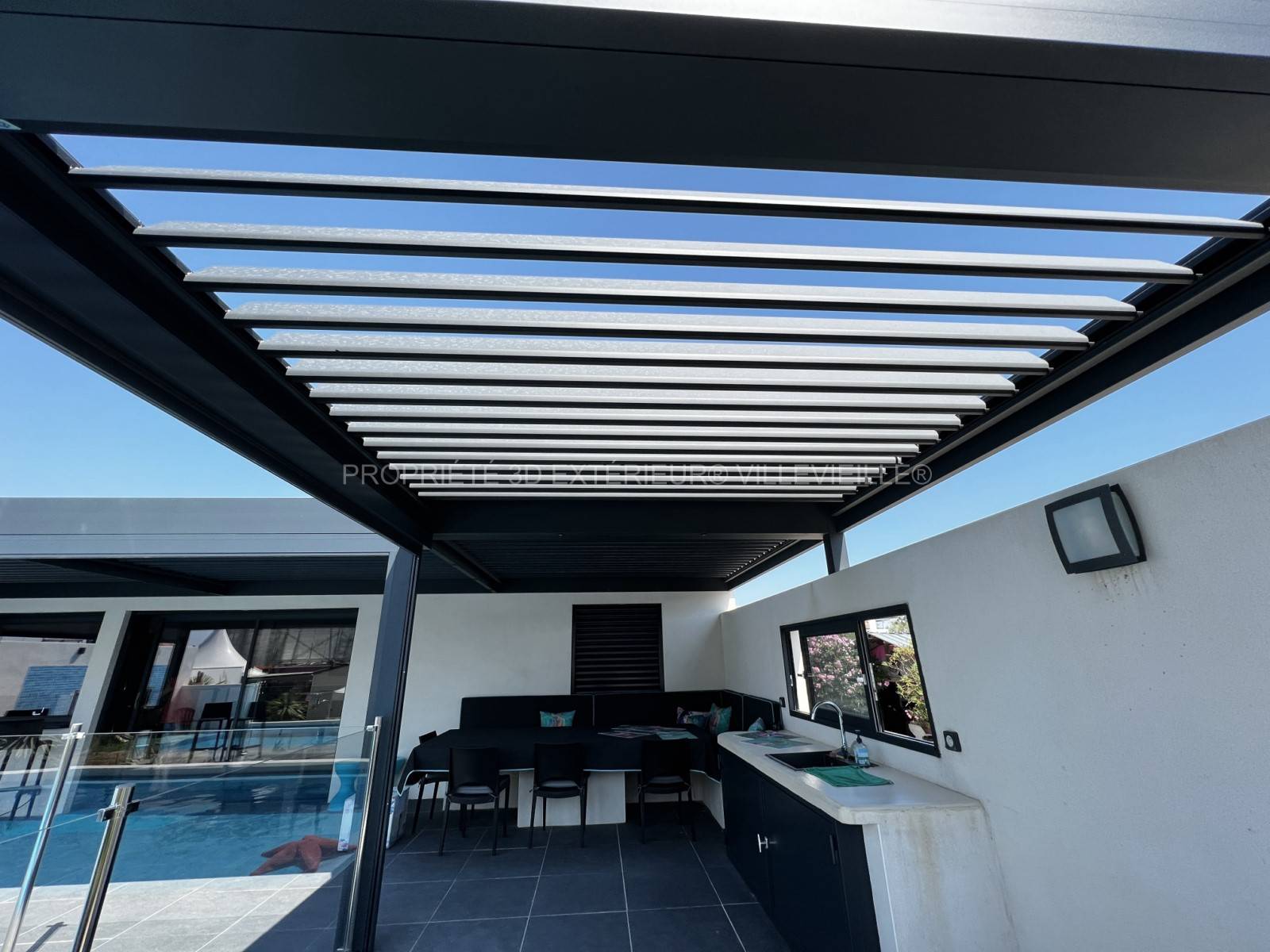 Extension d'une pergola en aluminium sur mesure au Grau du Roi dans le Gard (30)