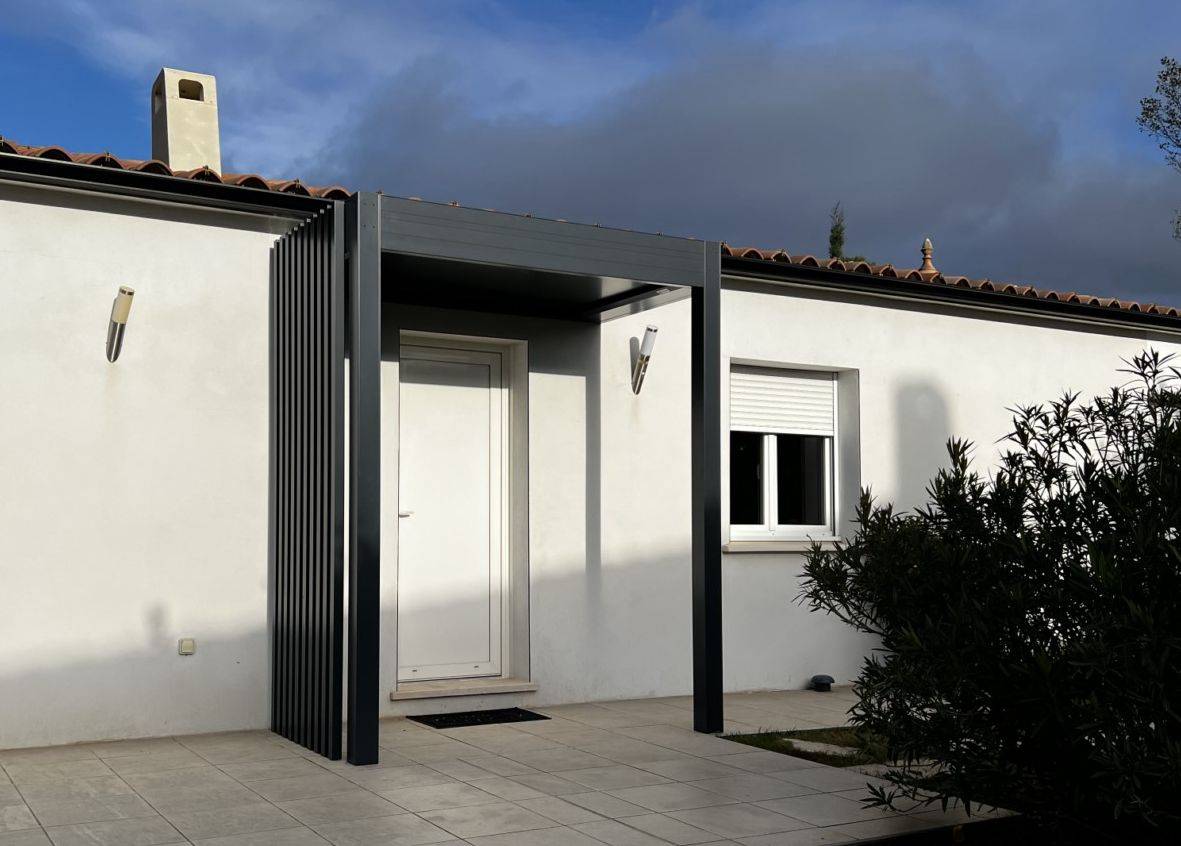 Pose d'un auvent en aluminium sur mesure à Monmirat dans le Gard (30)