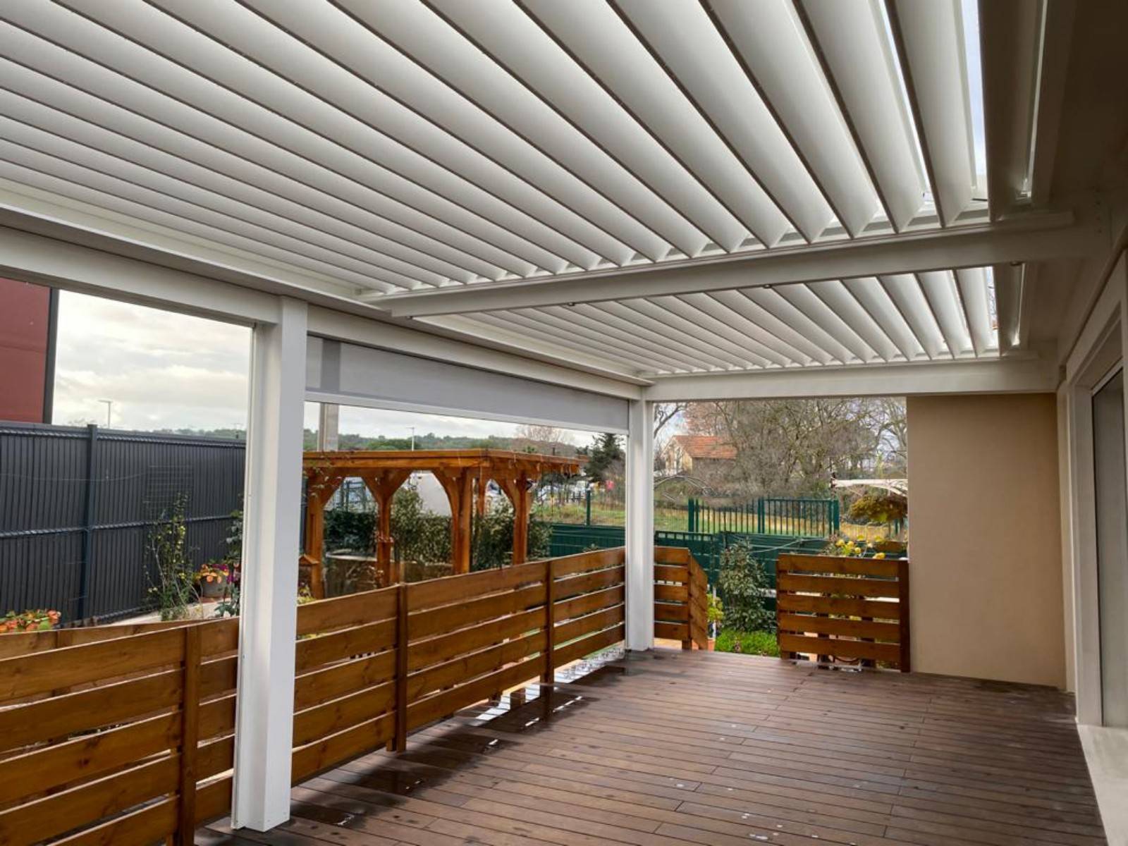 Pergola bioclimatique blanche 8X4 fabriquée sur mesure et installée à Caveirac dans le 30