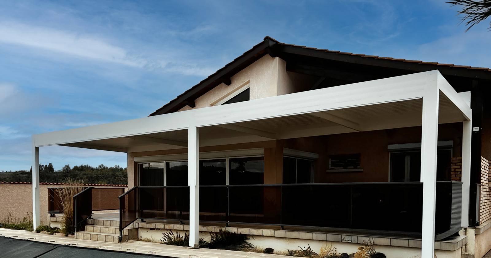 Installation adossée d'une pergola bioclimatique sur mesure 7X4 à Alès dans le Gard