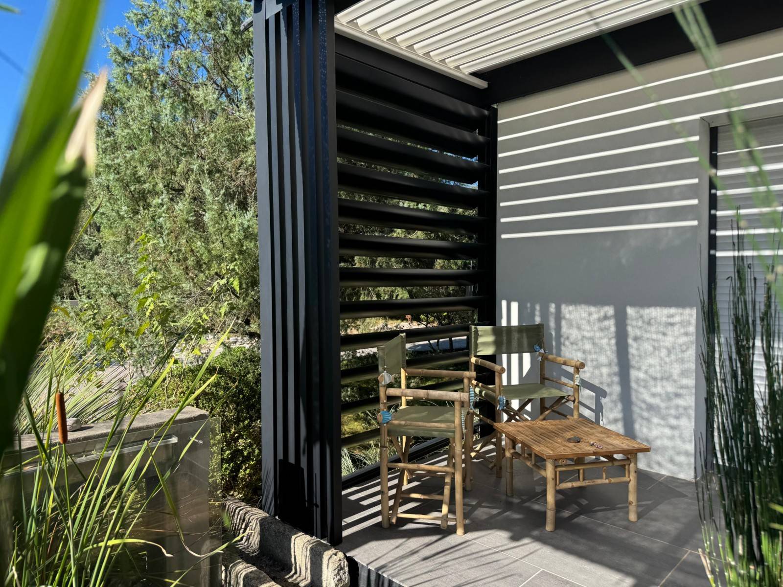 Installation d'un brise soleil avec lames orientables sur mesure sur une pergola à Villevieille dans le 30