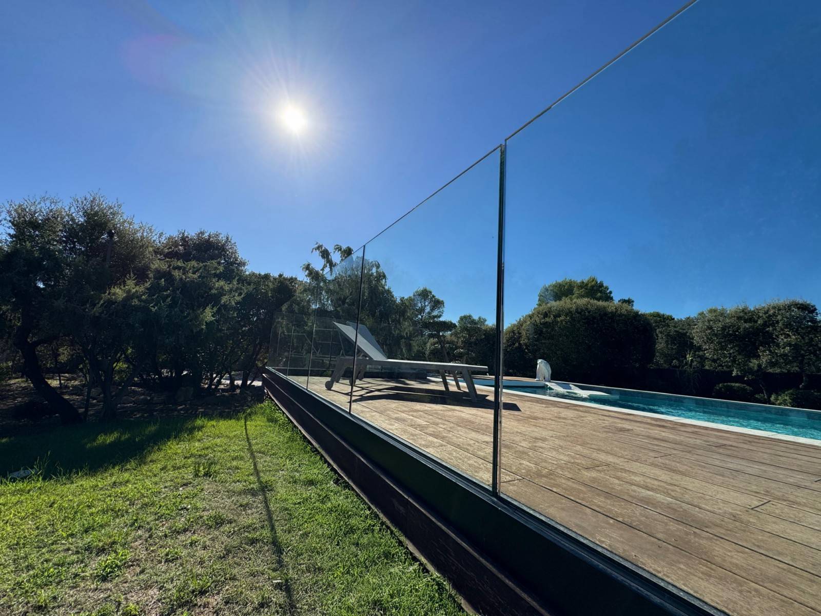 Photo de la réalisation d'un garde-corps en verre transparent à Villevieille dans le Gard