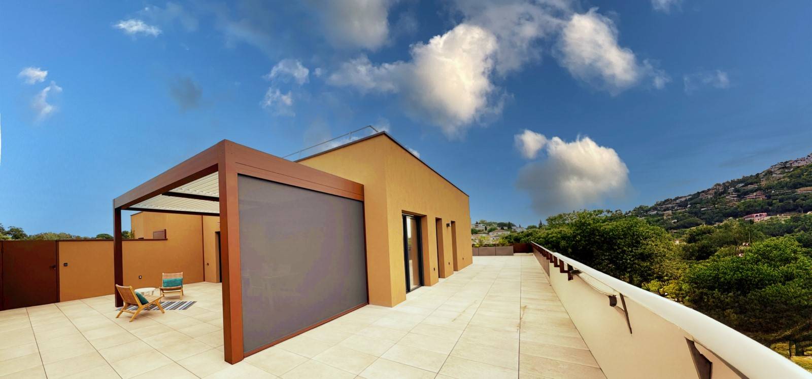 Photo d'une pergola bioclimatique alu 5X4 réalisée sur mesure et installée sur un toit terrasse à Montpellier dans le 34