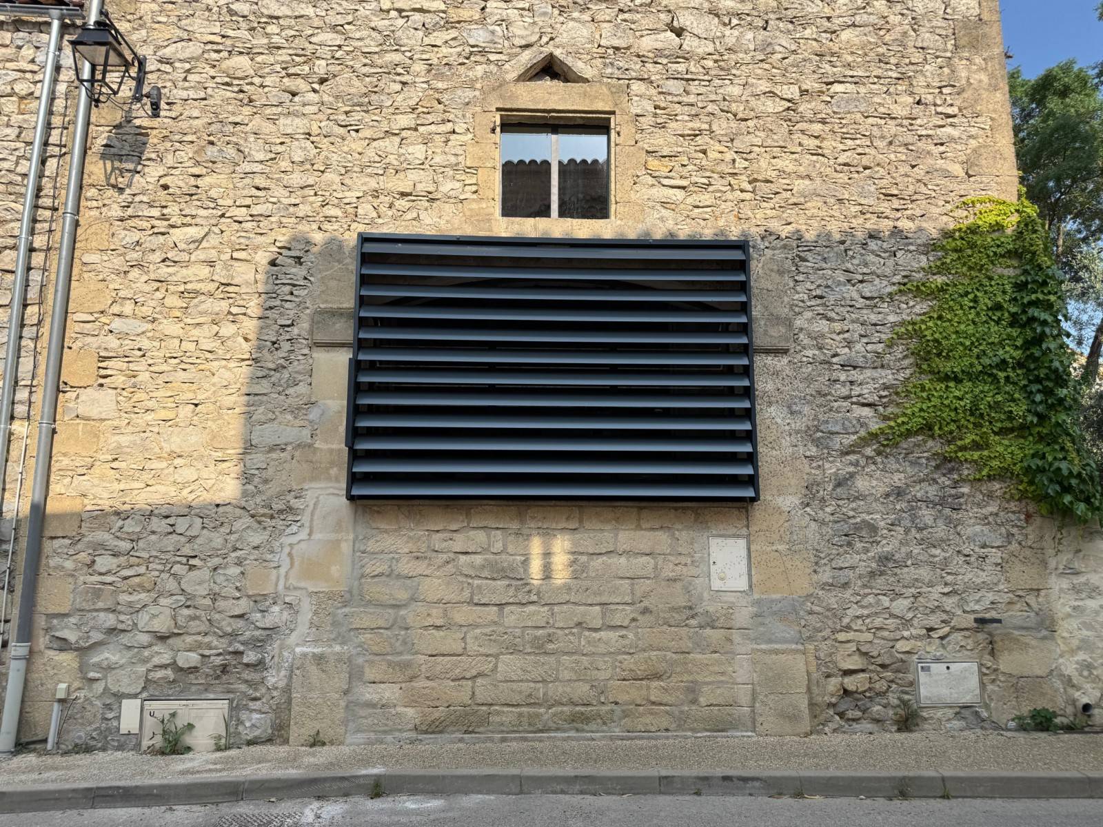 Vente et pose d'un brise-soleil orientable moderne à Montpellier dans le 34