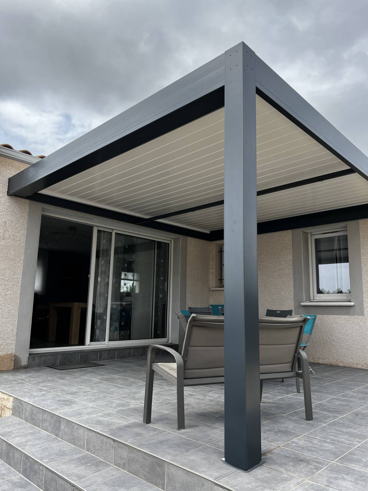 Photo d'une pergola bioclimatique fabriquée sur mesure et installée à Alès dans le Gard