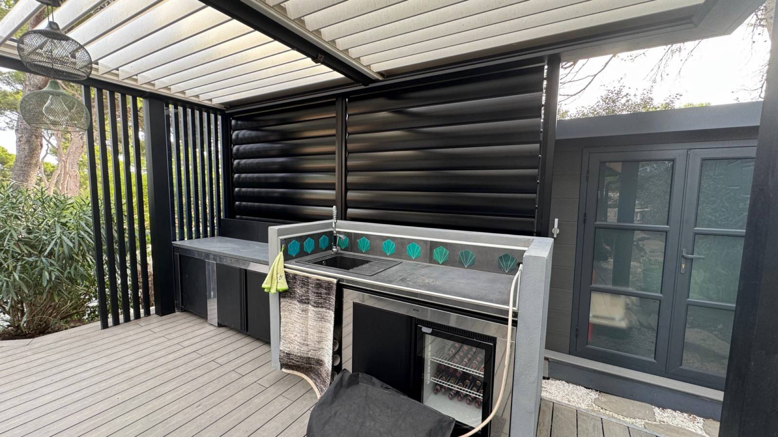 Installation d'un BSO aluminium design sur une pergola bioclimatique à Nîmes dans le 30