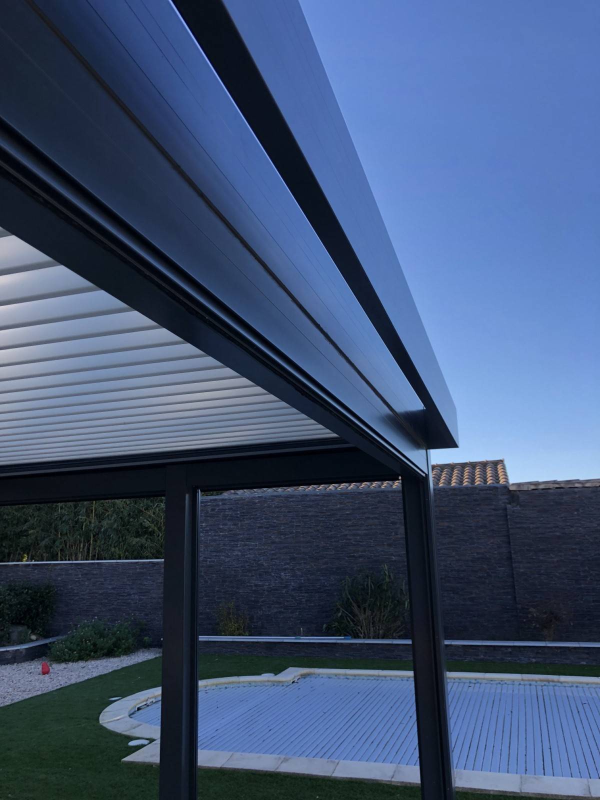 Conception d'une pergola à lames orientables gris anthracite sur mesure à Redessan dans le Gard