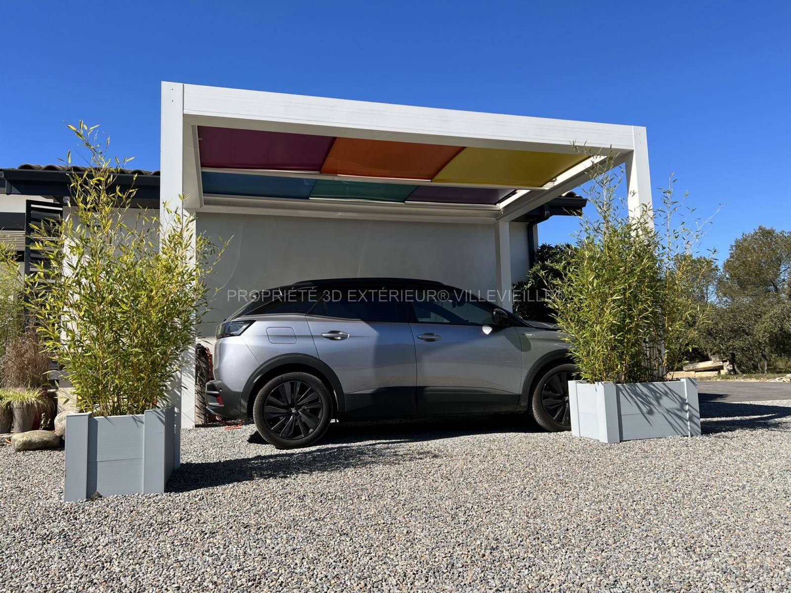 Pergola Arlequin avec panneaux aluminium en couleur pour une protection solaire sur Villevieille dans le Gard