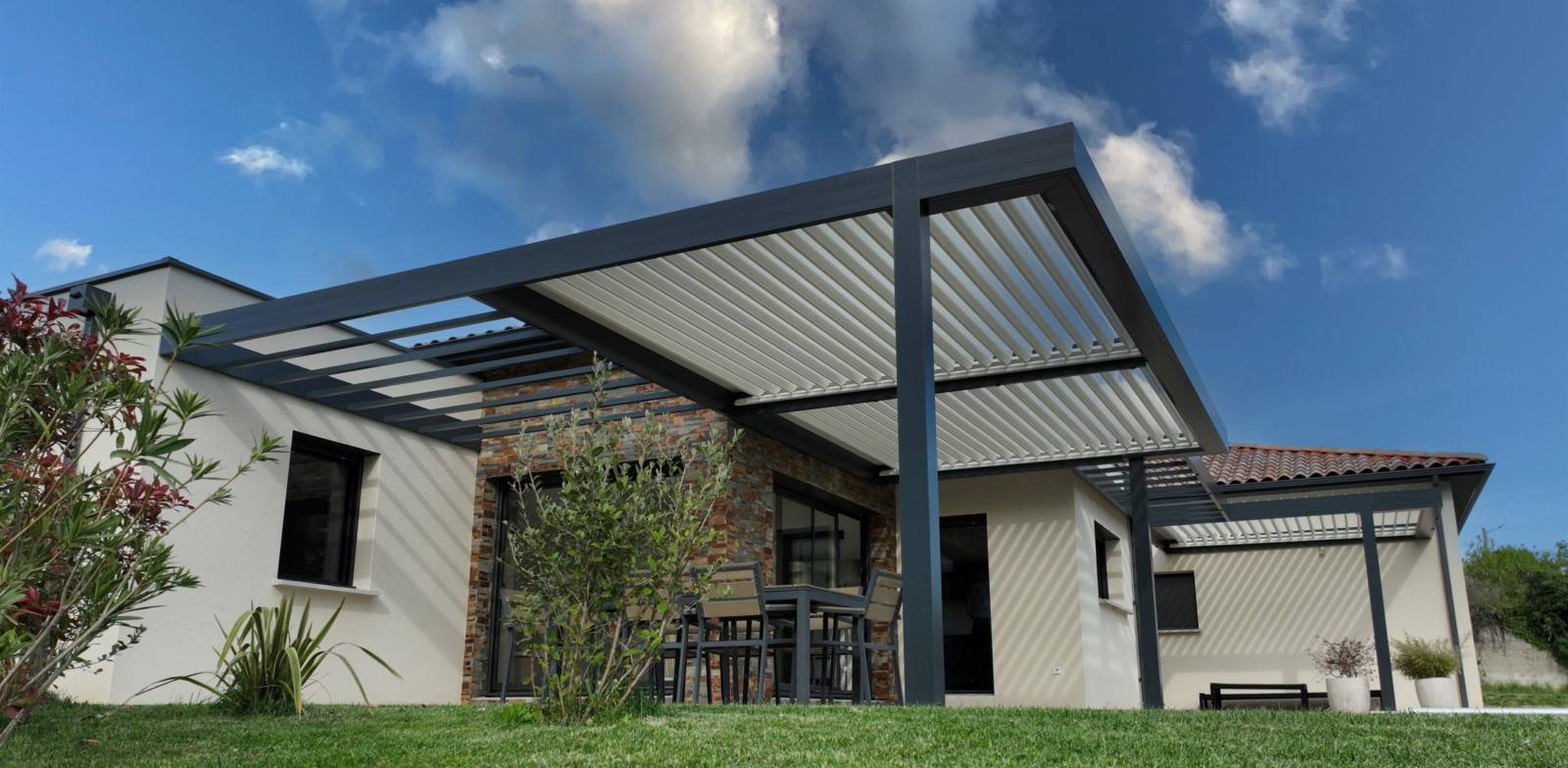 Extension parfaite d'une terrasse avec plusieurs pergolas bioclimatiques à Andancette dans la Drôme