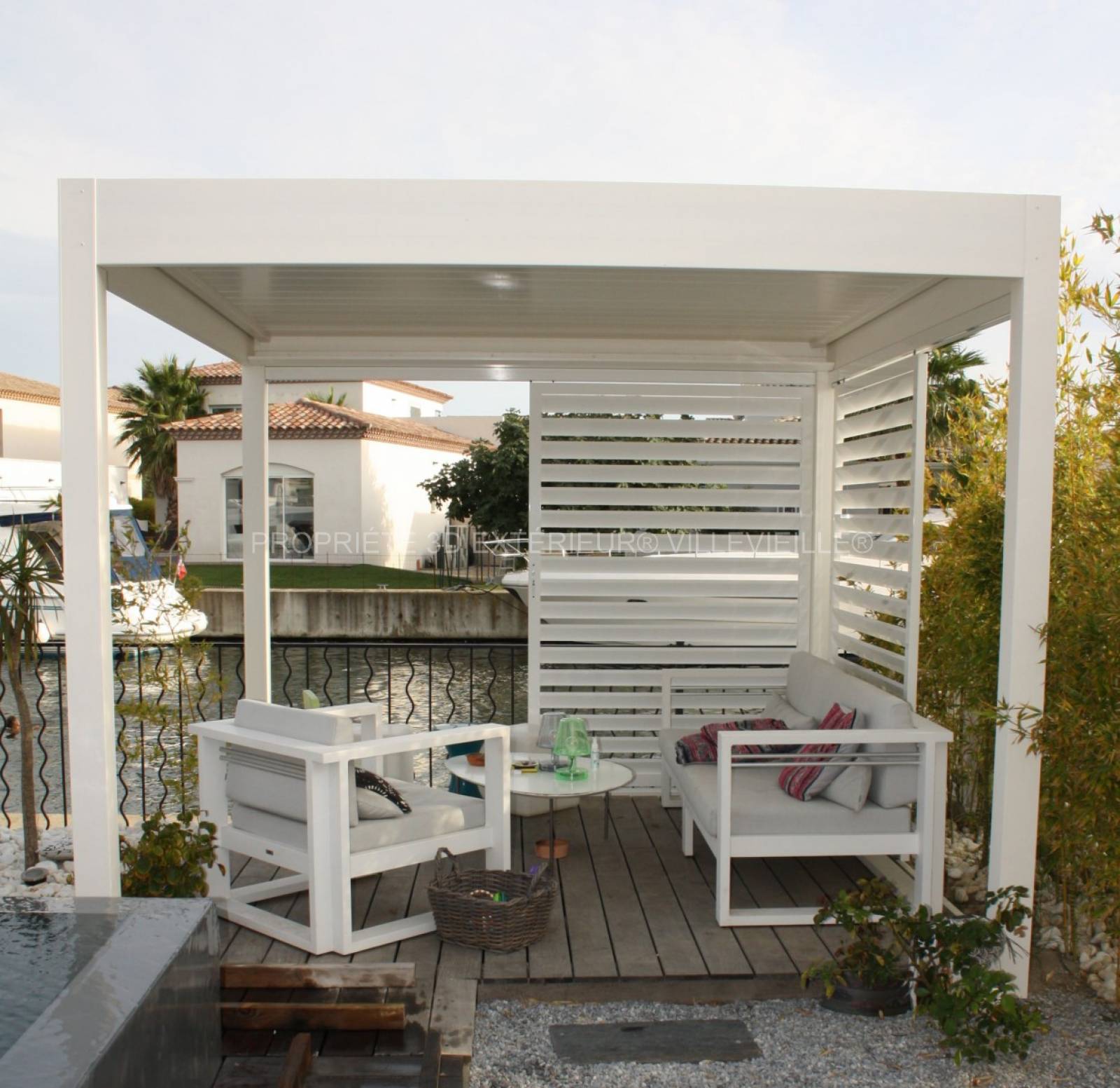 Deux pergolas bioclimatiques une adossée et une autoportée couleur design et épurée blanc (Ral 9010) sur la commune d’Aigues-Mortes dans le Gard (30) région Occitanie