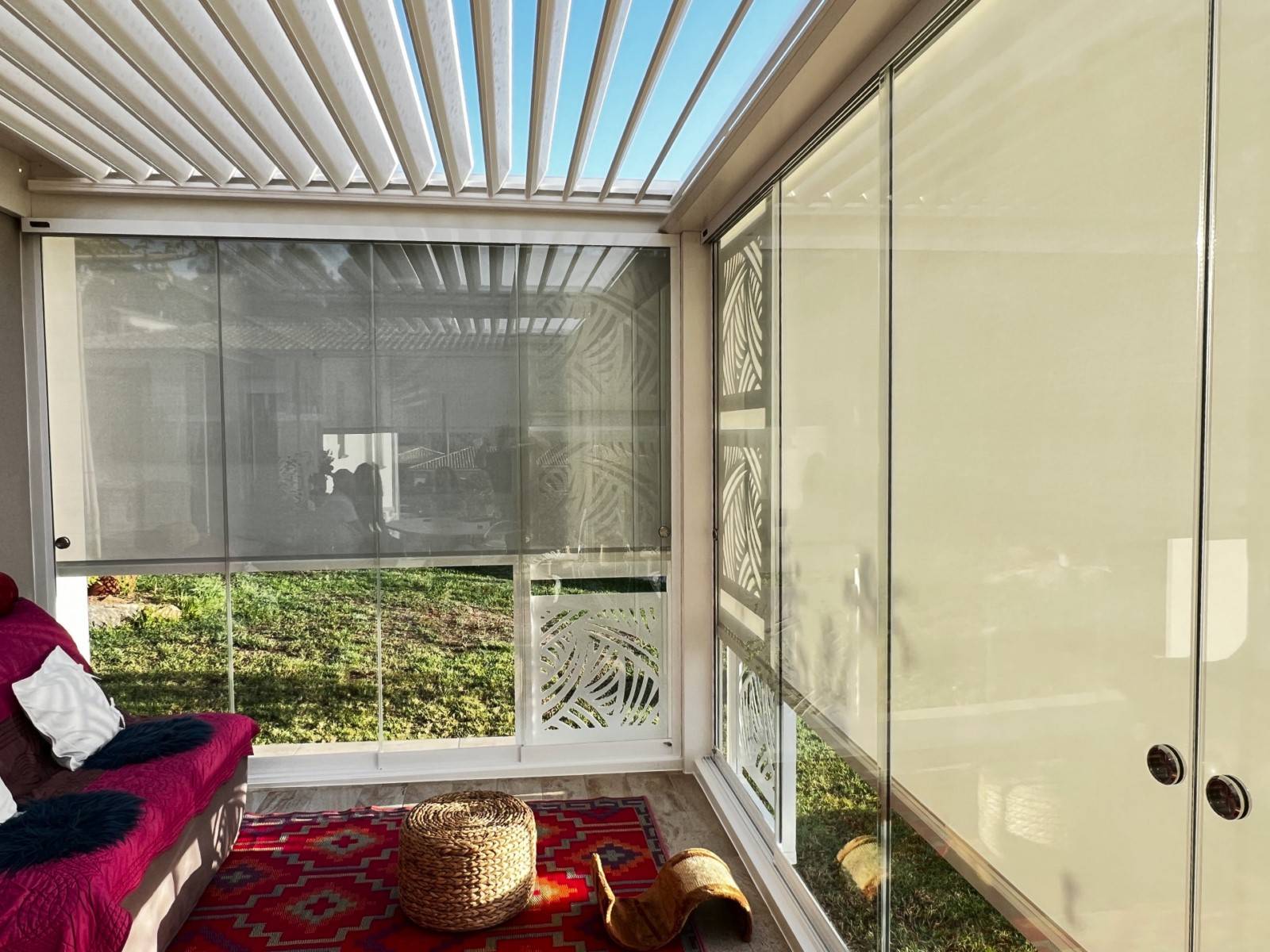 Pergola Vitrée : Une Solution de fermeture pivotante ou coulissante pour optimiser votre terrasse