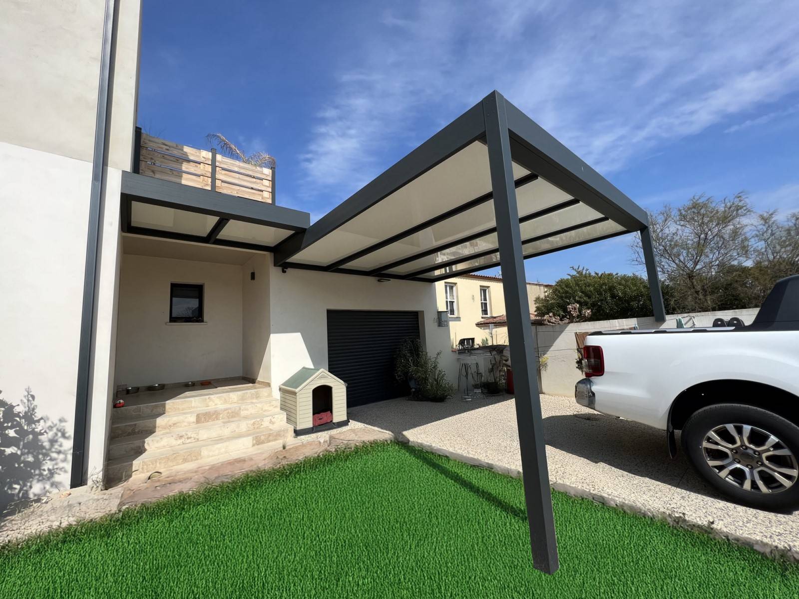Pose d'une pergola bioclimatique sur mesure pour protéger les enfants du soleil près de Sète