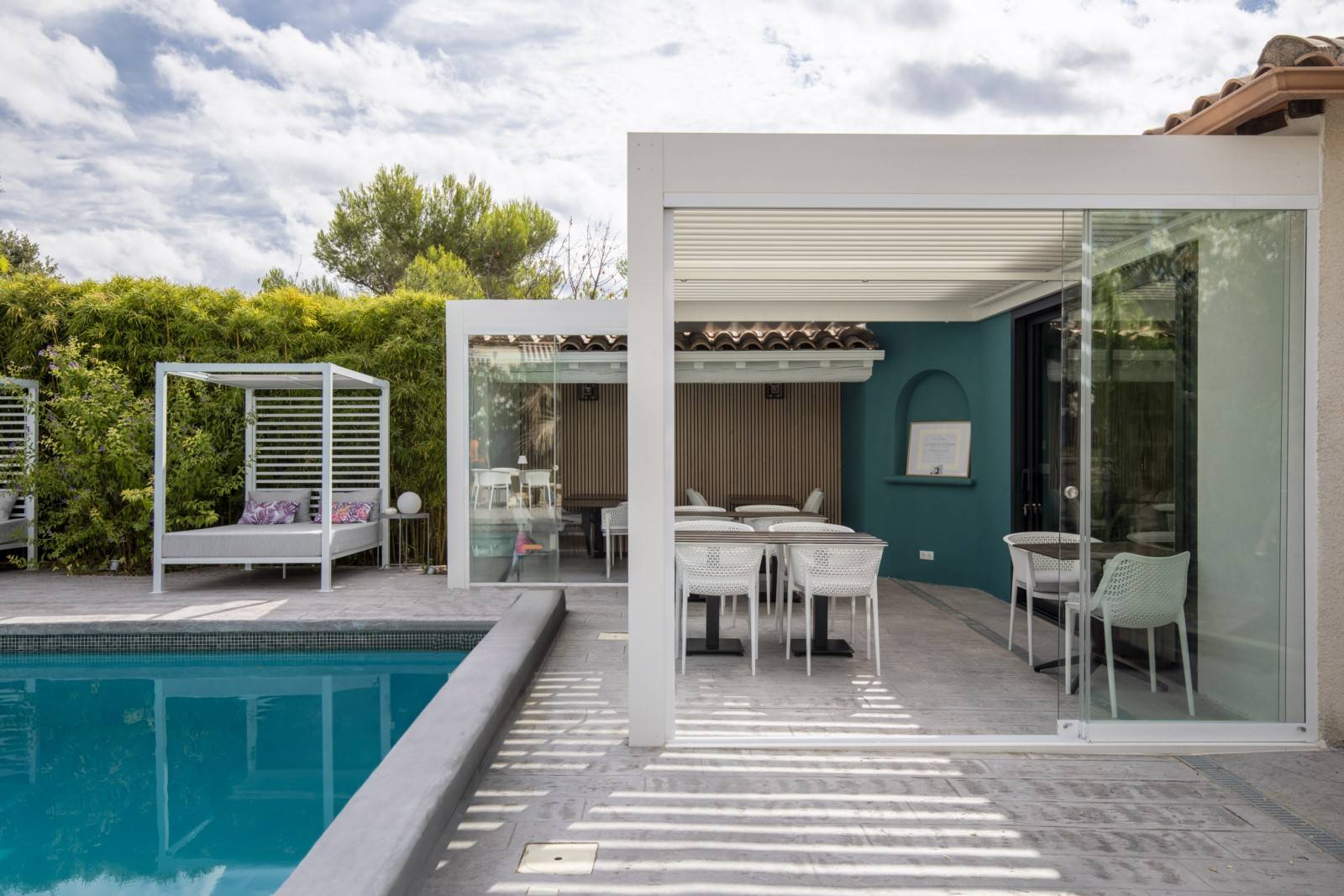 Pose d'une pergola en aluminium sur mesure à Sommières (30) avec vitrage panoramique