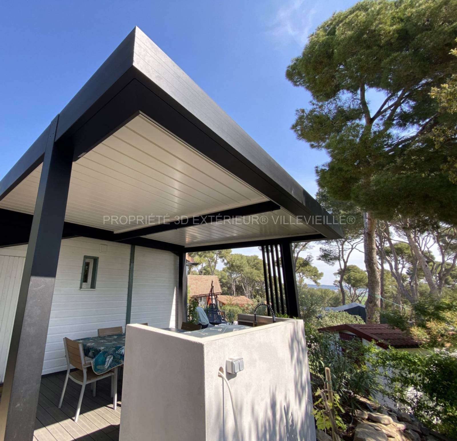 Pergola autoportée sur-mesure avec déport équipée de nombreuses options