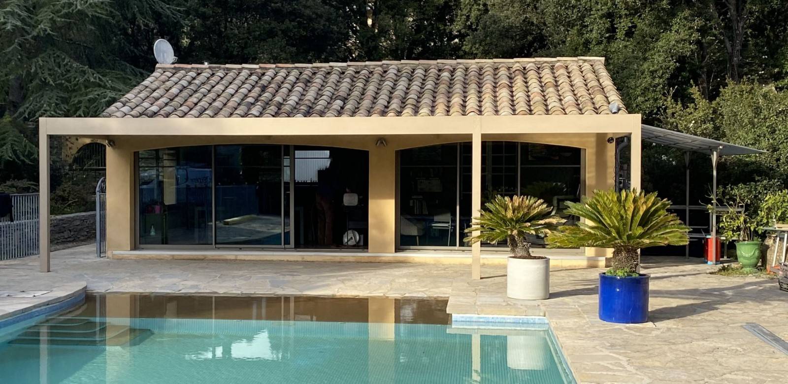 Installation d'une toiture de terrasse en aluminium pour un hôtel de tourisme près de la Grande Motte