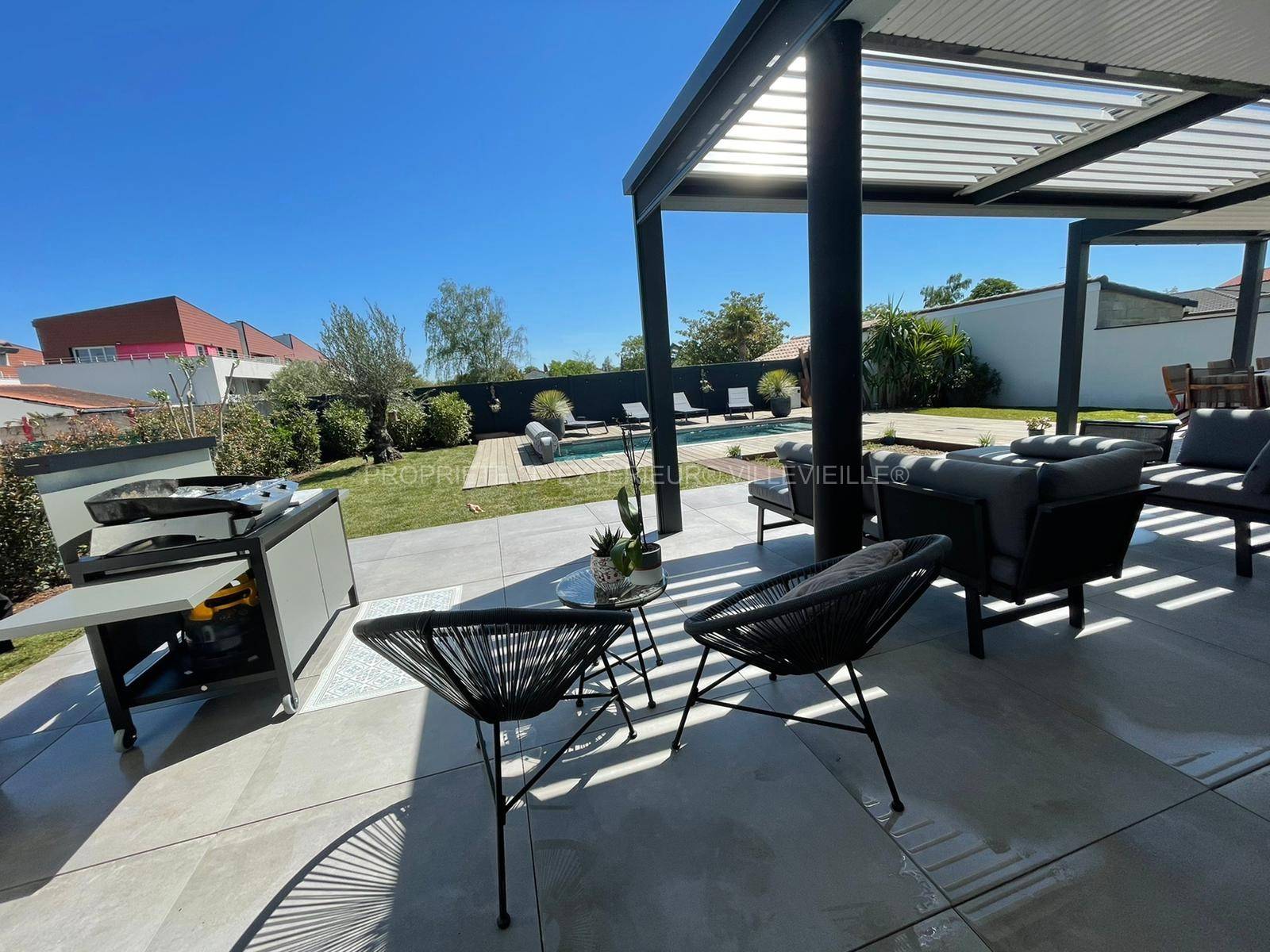 Terrasse protégée avec une pergola bioclimatique adossée composée de plusieurs modules de profondeur différentes réalisation Saint Gély du Fesc à Montpellier dans l’Hérault (34)