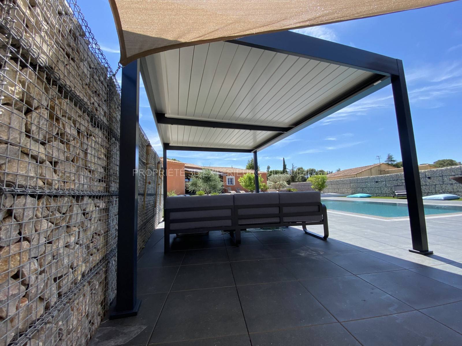 Pergola bioclimatique évolutive autoportée (quatre poteaux) un îlot design pour un nouvel espace de vie extérieur fonctionnel à Saint-Gilles dans le Gard (30) Occitanie