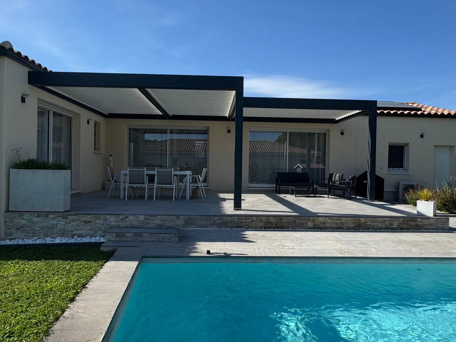 Vente et installation de pergola bioclimatique pour terrasse de restaurant près de la Grande Motte