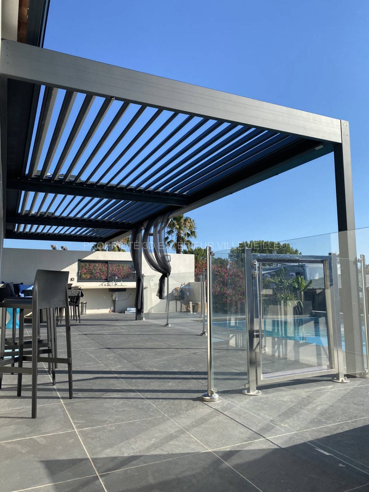 pergola alu adossée de couleur gris anthracite sur la commune du Grau du Roi dans le département du Gard