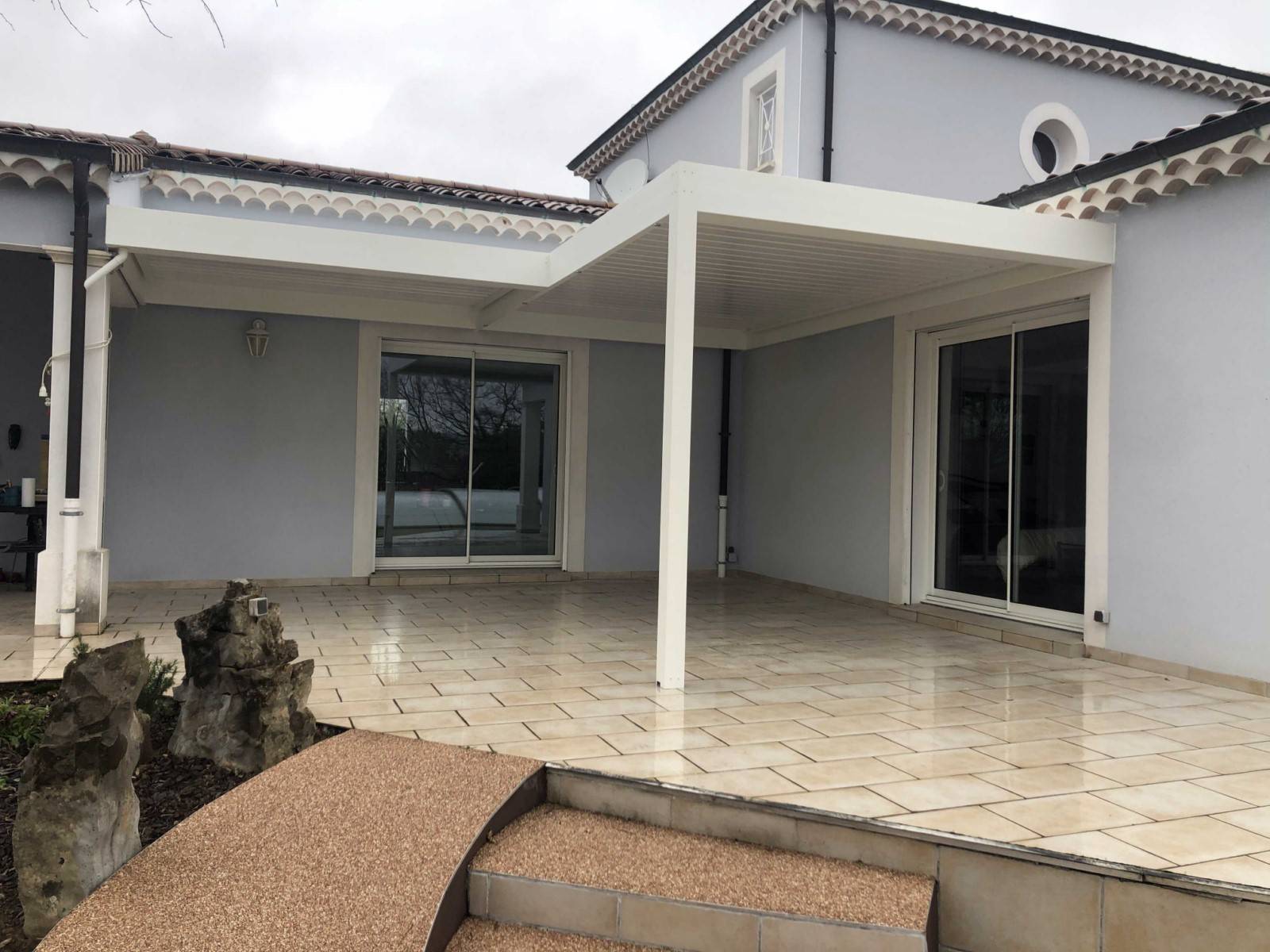 Qui contacter dans l'Hérault pour remplacer des stores anciens ?