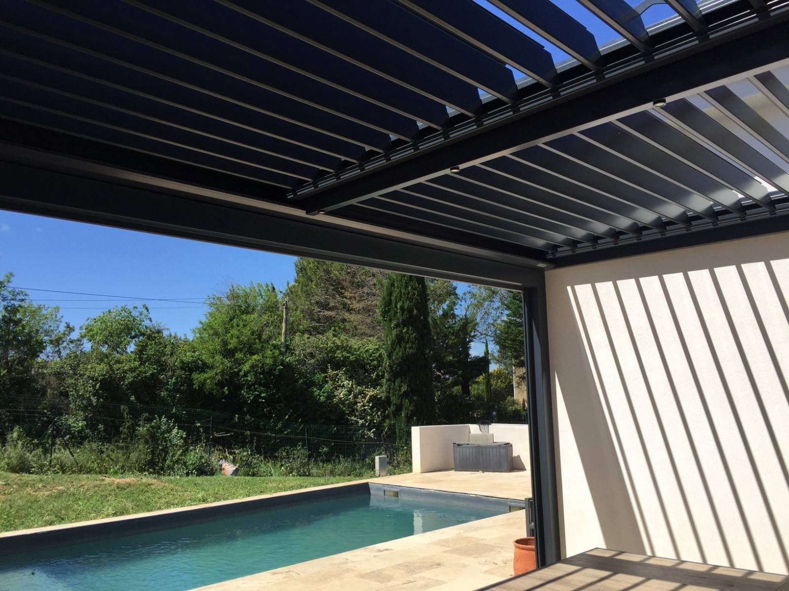 Lames orientables pergola aluminium gris anthracite installée à Souvignargues : Gard - Occitanie