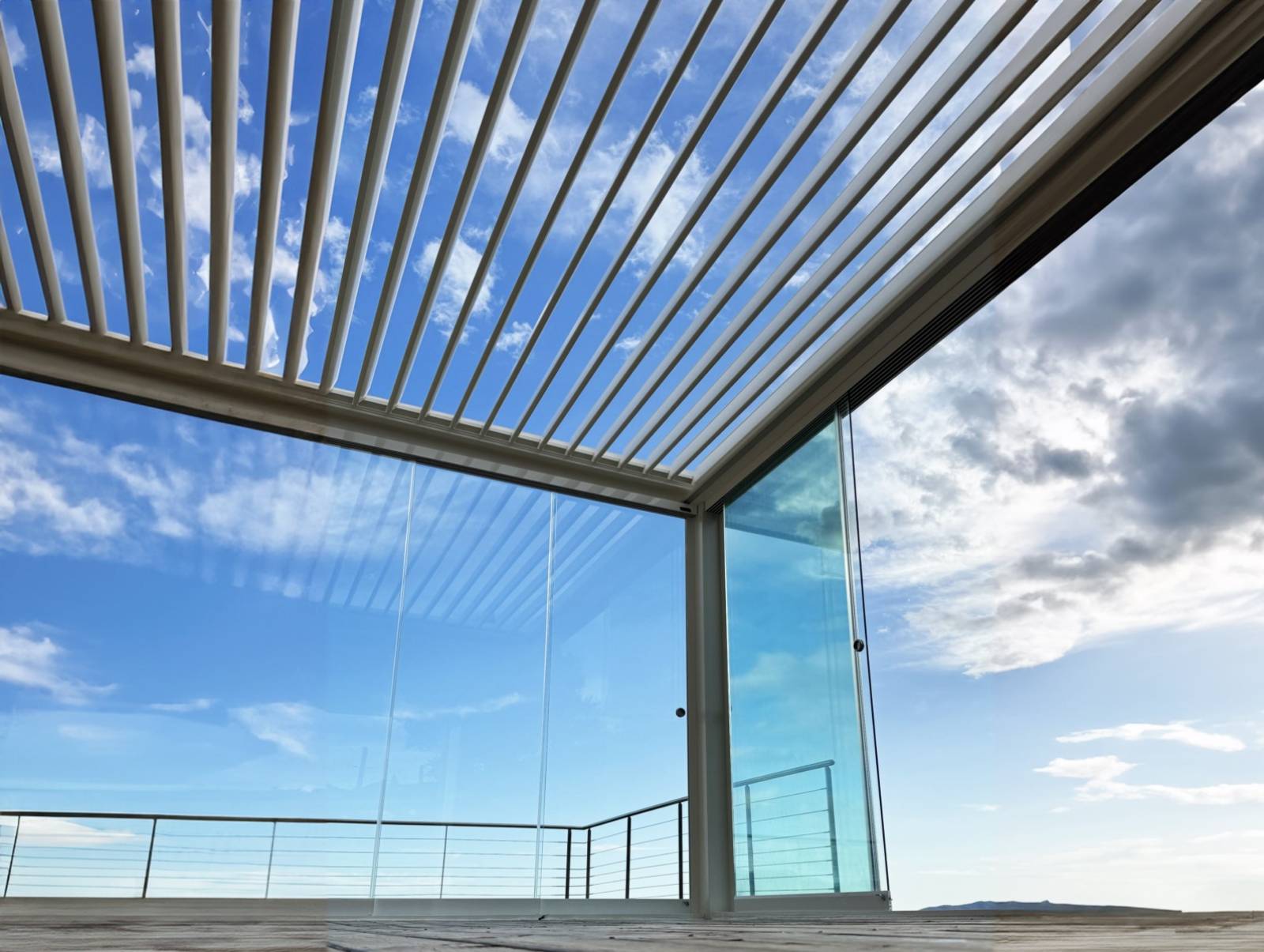 Pergola design en aluminium avec lames orientables et parois vitrées Corse