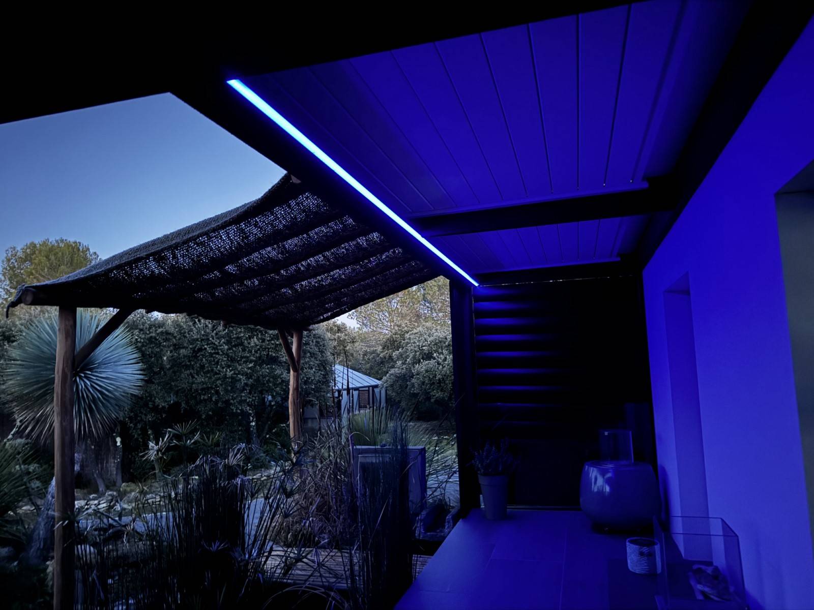 Option bandeau ruban LED  pour pergola bioclimatique Gard 