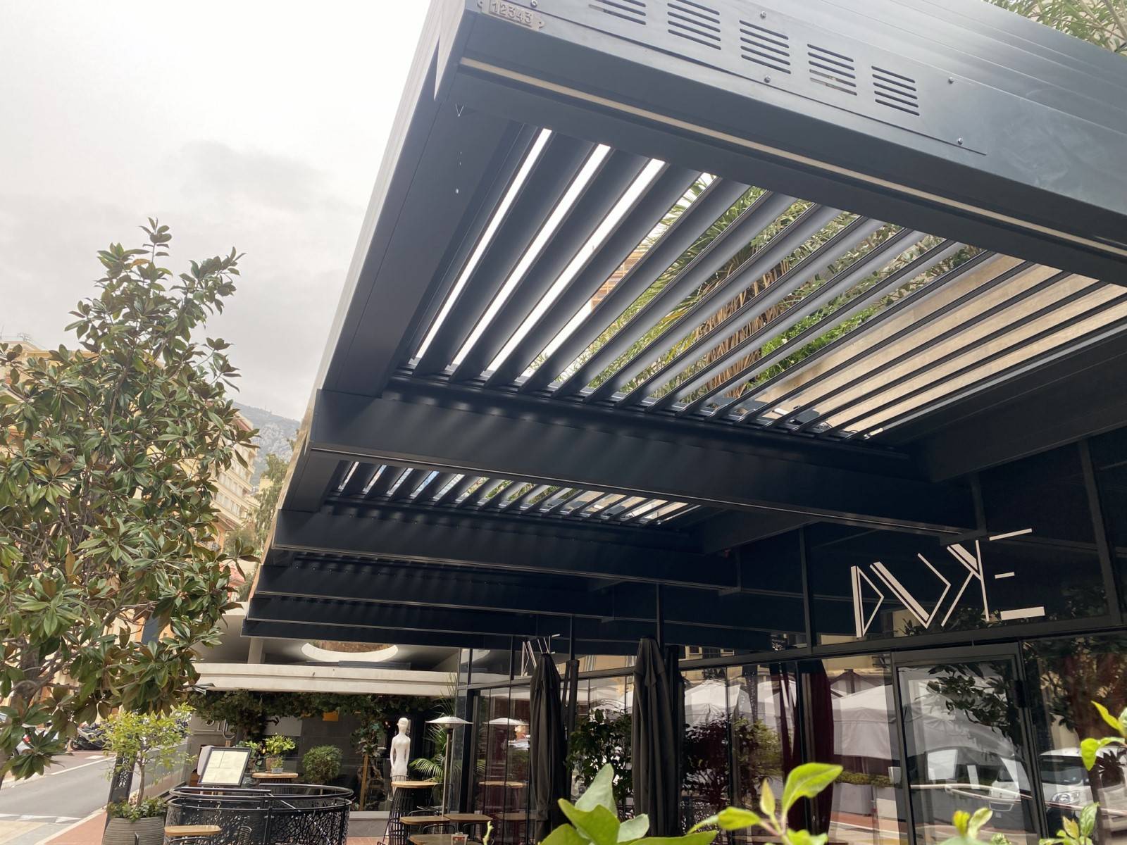 Pergola bioclimatique pose et conception Haut de gamme pour terrasses de restaurants à Monaco