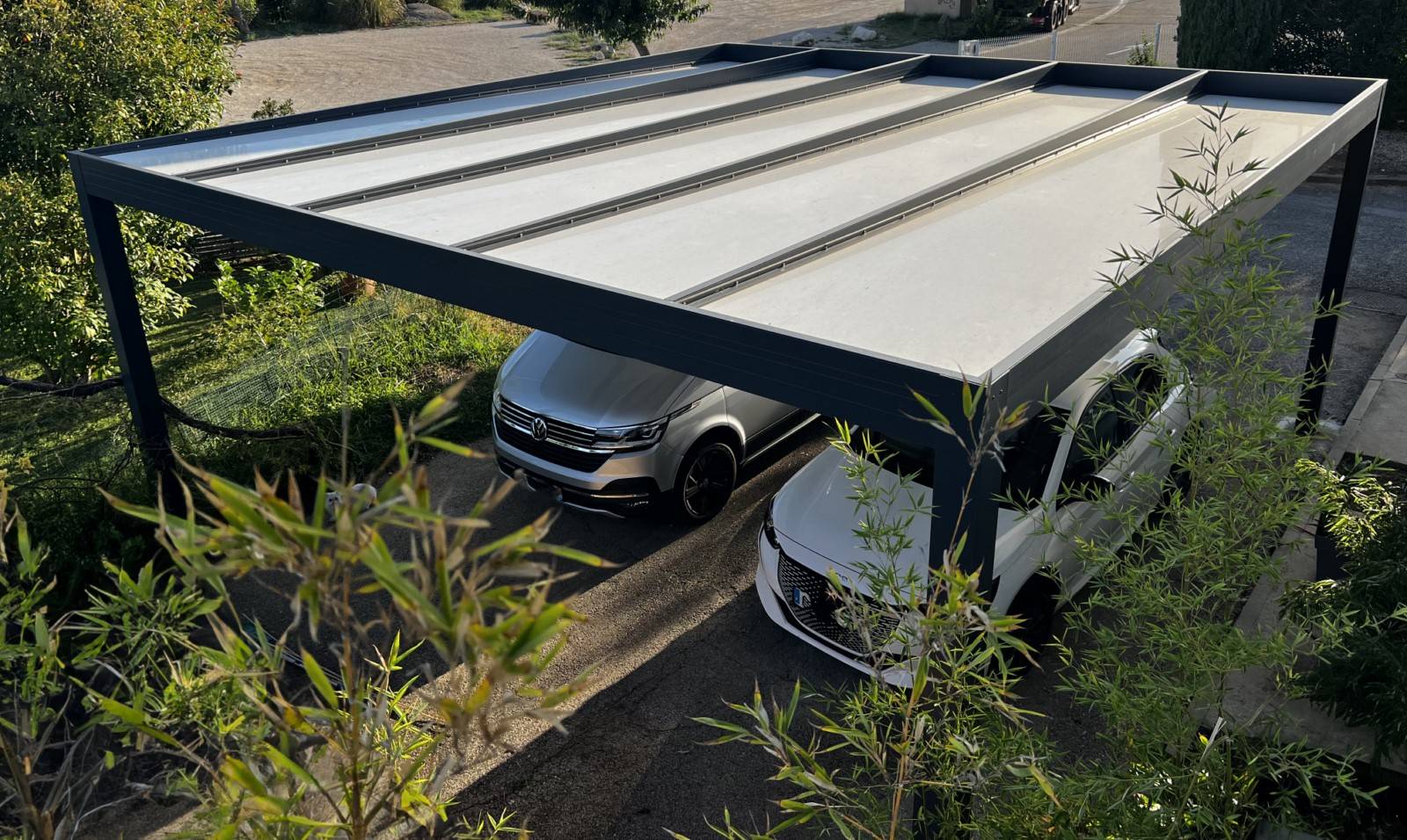 Carport 7x7 sans poteau intermédiaire situé entre Vauvert et la Calmette 30