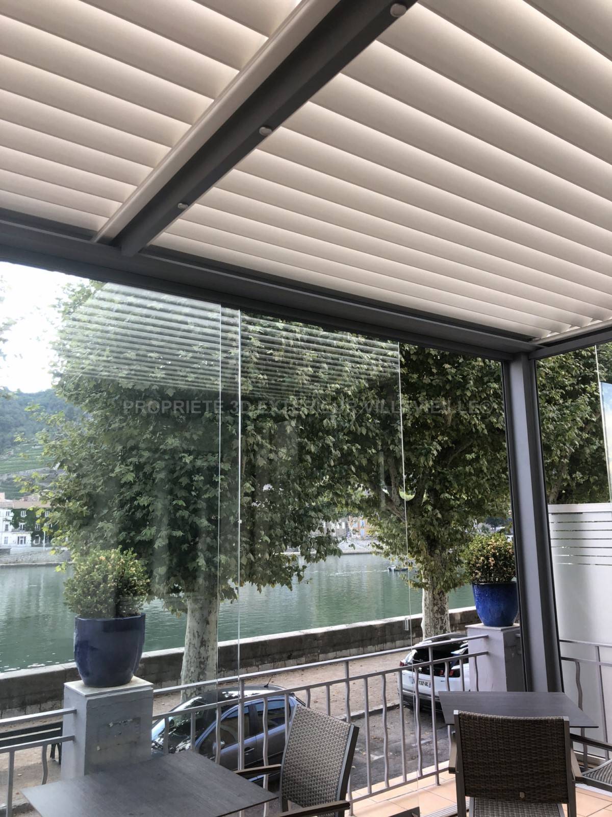 Baie vitrée - Vitrage coulissant ou pivotant pour pergola bioclimatique