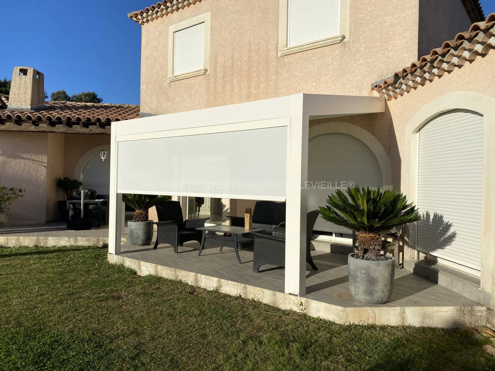 Pergola bioclimatique inclinée à lames orientables installée à Saint Gely du Fesc dans l’Hérault (34)