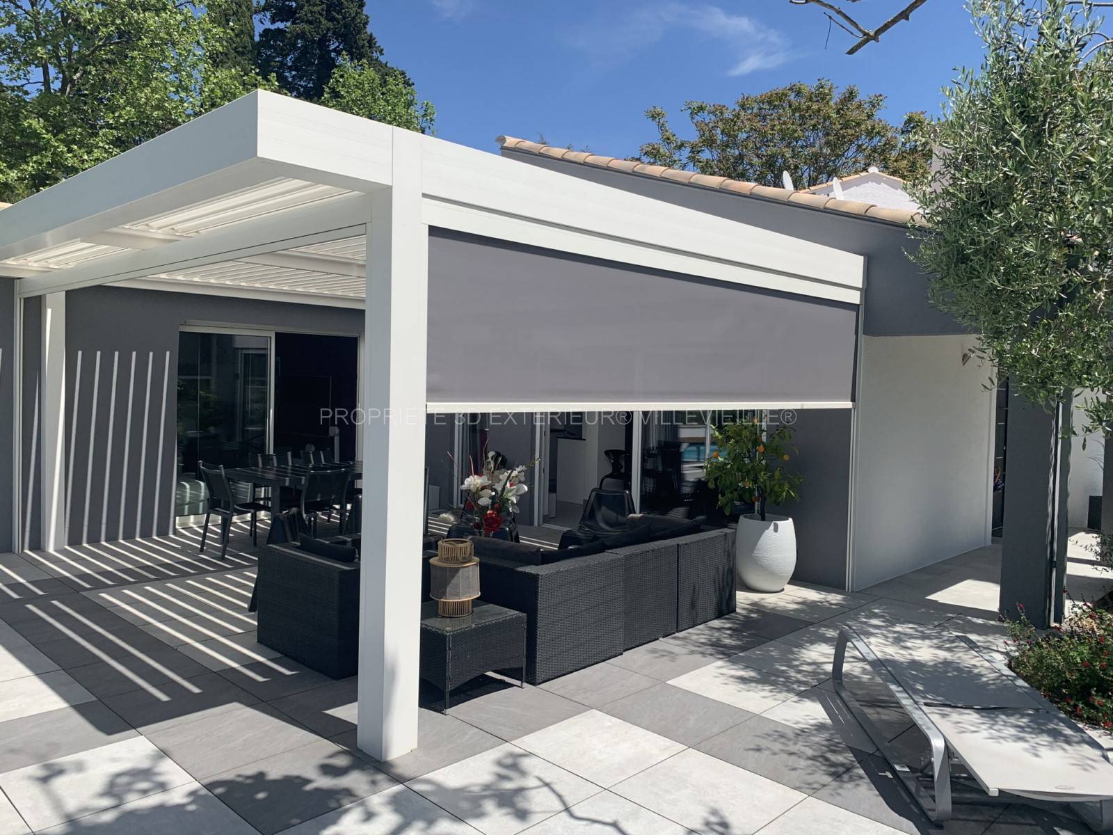 Pergola avec poteau déporté et store vertical réalisation à Saint Clément de Rivière dans l’Hérault
