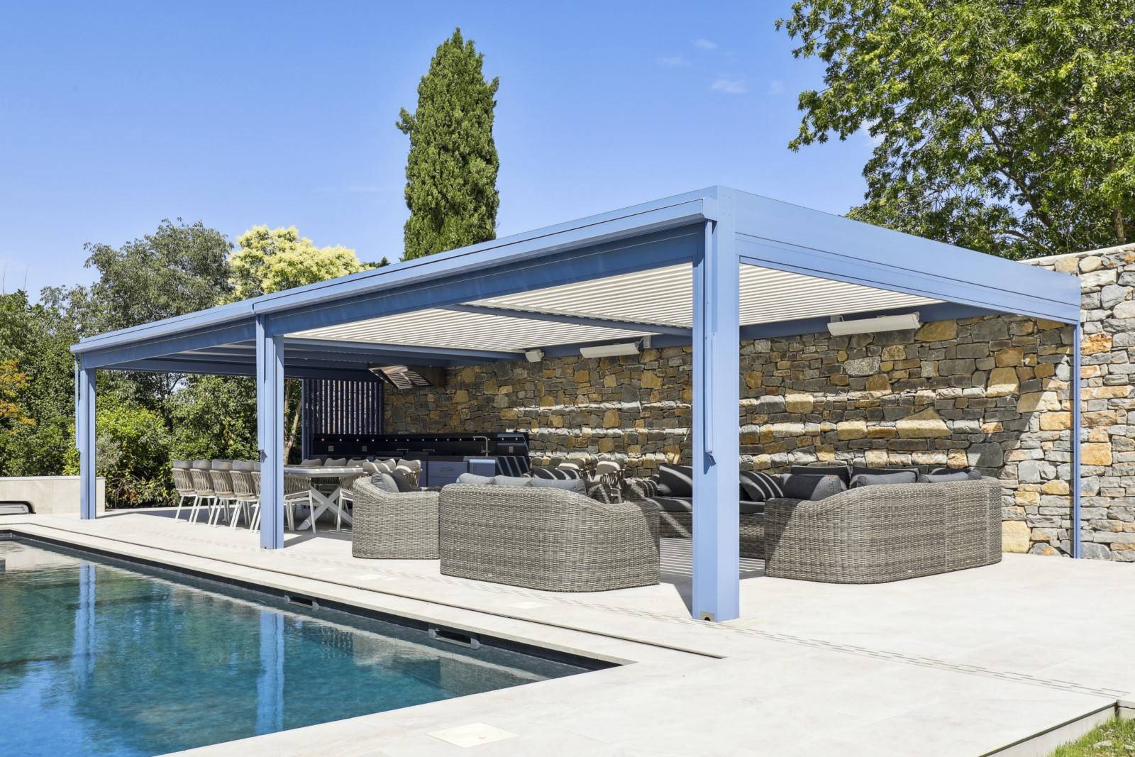 Solution sur mesure : Pergola Bioclimatique pour un Confort Optimal installé à Lussan près d'Uzès 30