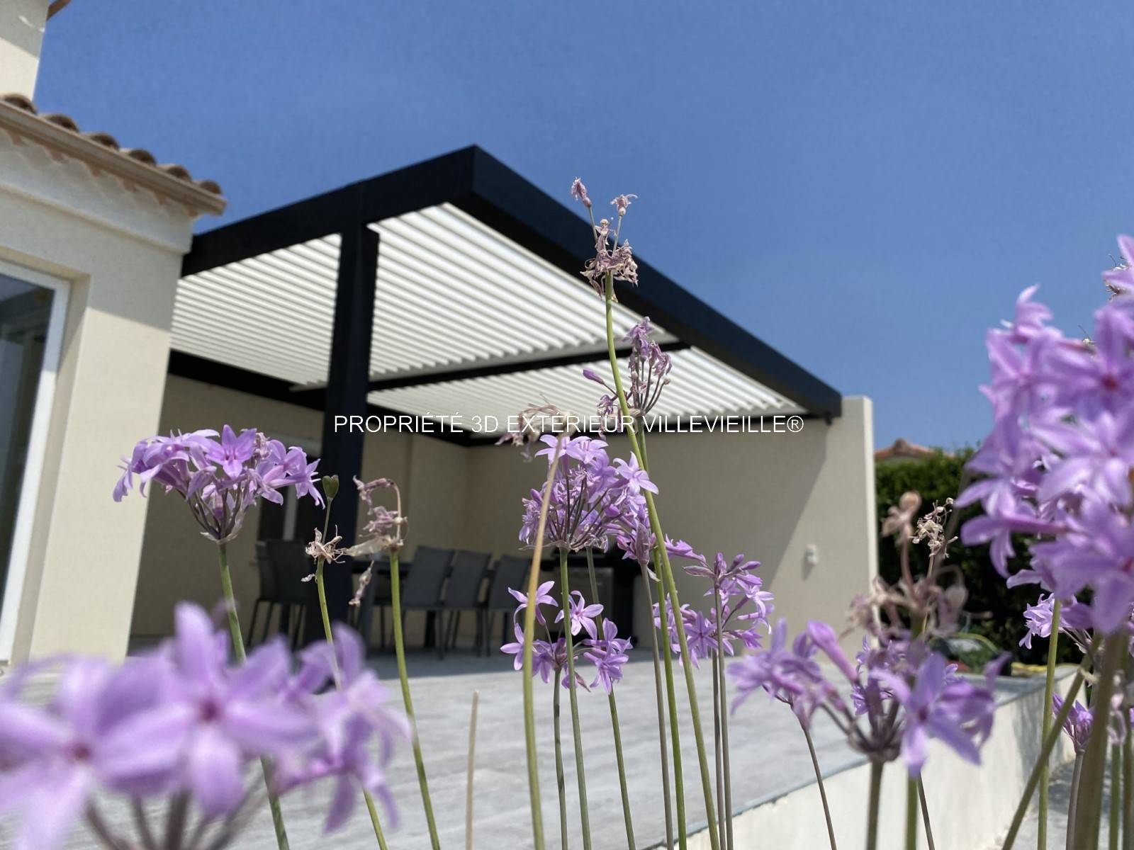 Installation d'une pergola bioclimatique adossée sur 3 murs à Pierrelatte dans la Drôme