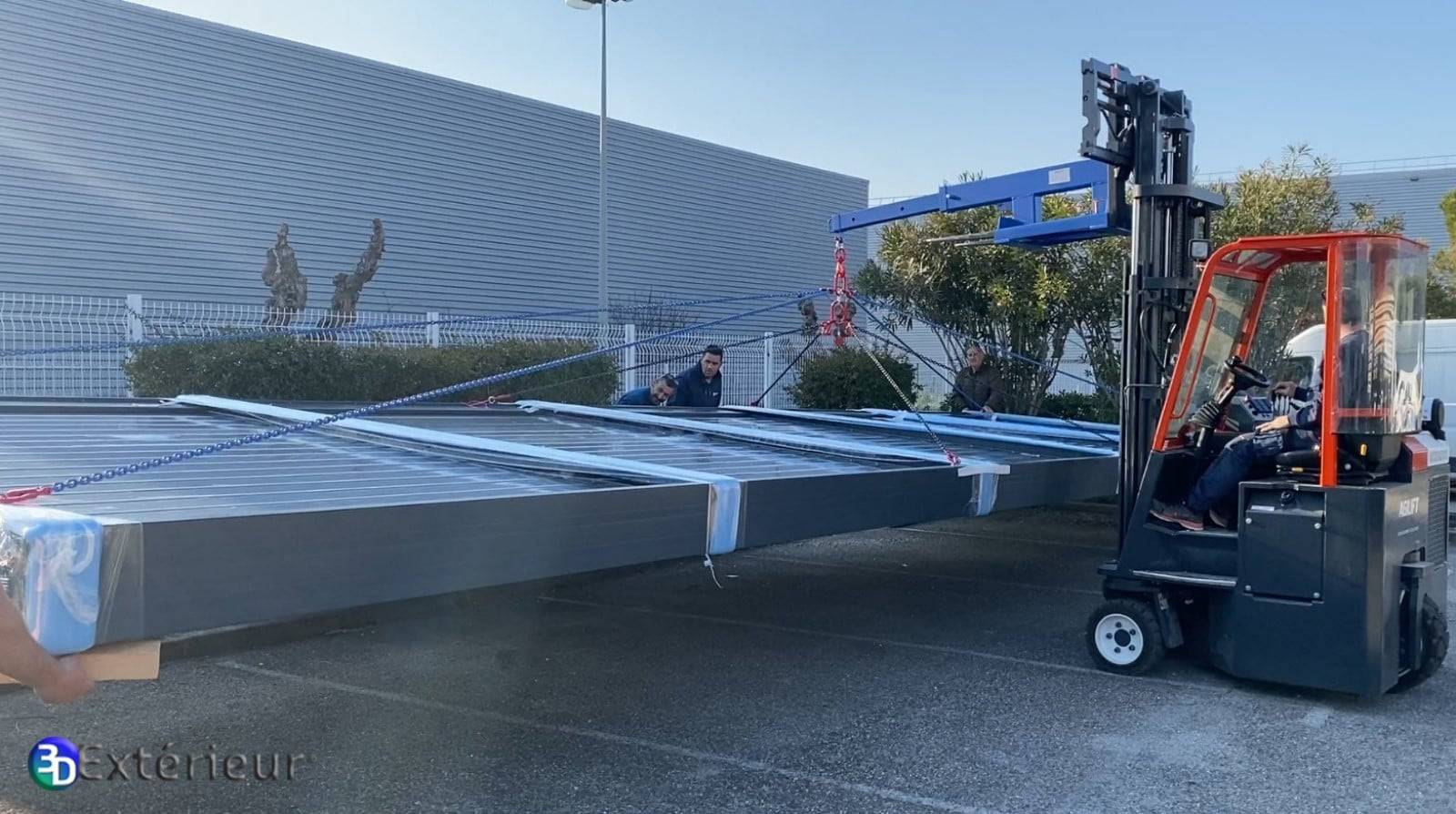 Pose d'une pergola bioclimatique sur mesure pour protéger les enfants du soleil proche de Mauguio