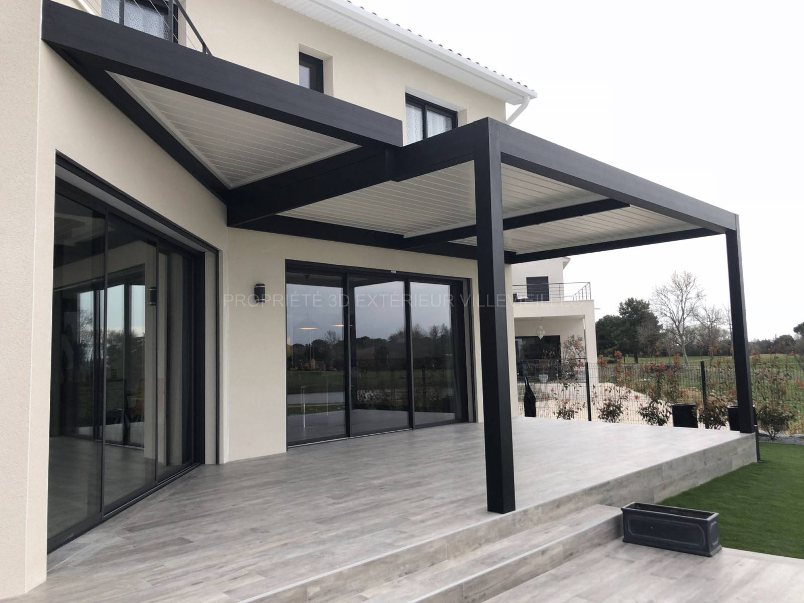 pergola bioclimatique couleur noire structurée à Mauguio