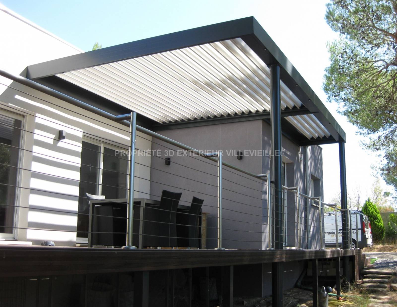 Installation d'une pergola bioclimatique avec poteaux existants