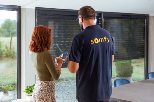 Installer un brumisateur anti-moustique sur une pergola en aluminium proche de Nîmes