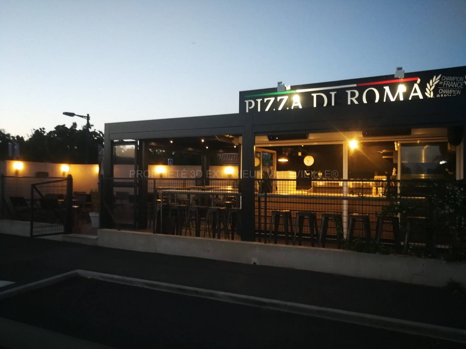 Aménagement d’une Pergola bioclimatique sur mesure entièrement couleur gris anthracite pour le RESTAURANT PIZZA DI ROMA - BOUILLARGUES (30)