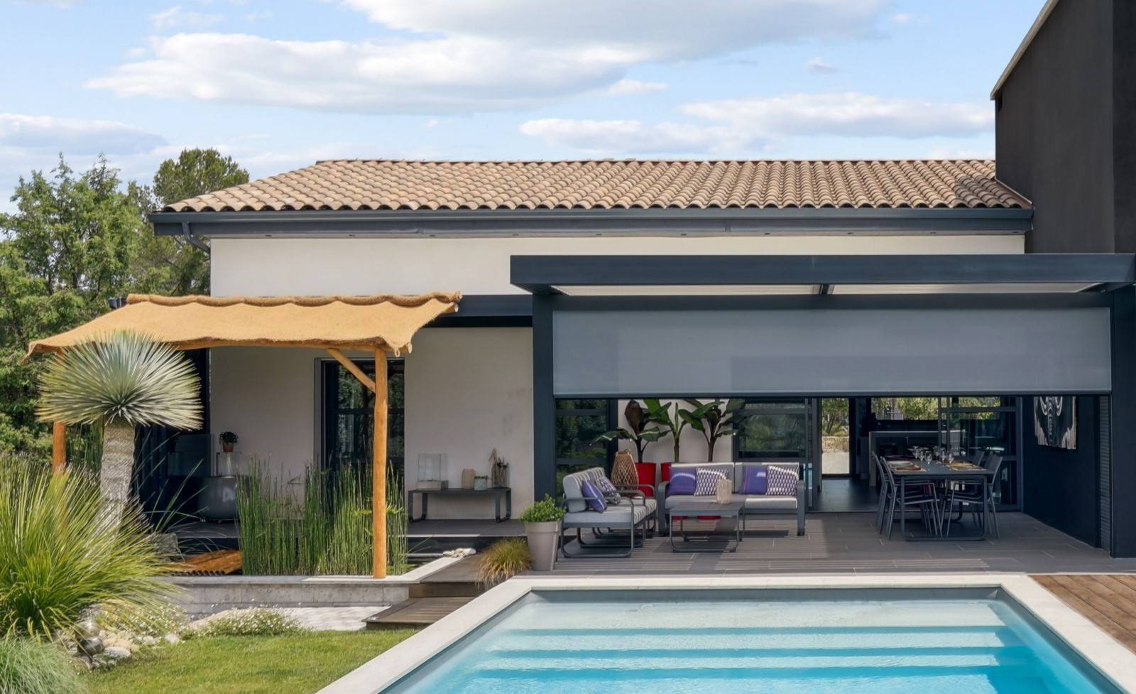 Installer un brumisateur anti-moustique sur une pergola en aluminium à Alès dans les Cévennes