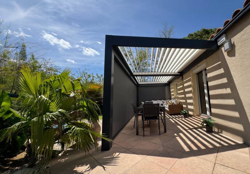 Conception sur mesure d'une pergola alu sur mesure adossée avec lames orientables et stores intégrés à Montpellier dans le 34