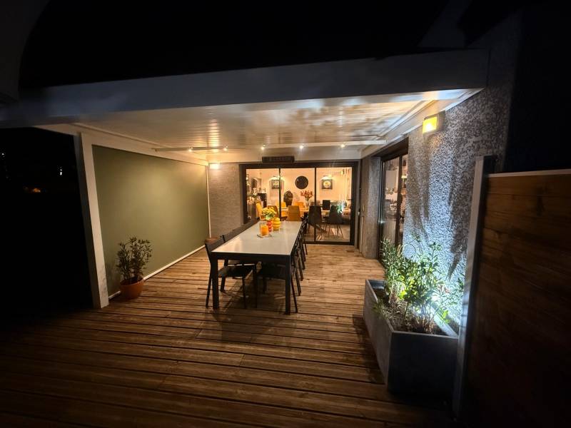Réalisation d'une pergola bioclimatique fabriqué sur mesure installée à Nîmes par 3D EXTERIEUR dans le Gard