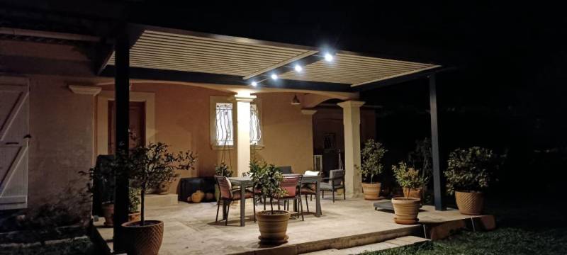 Exemple d'une pergola fabriquée sur mesure 6X4 installation adossée à Nîmes dans le 30 par 3D EXTERIEUR