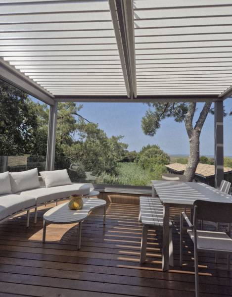 Fabrication sur mesure d'une pergola bioclimatique 6X4 et installation à Montpellier dans le 34 par 3D EXTERIEUR