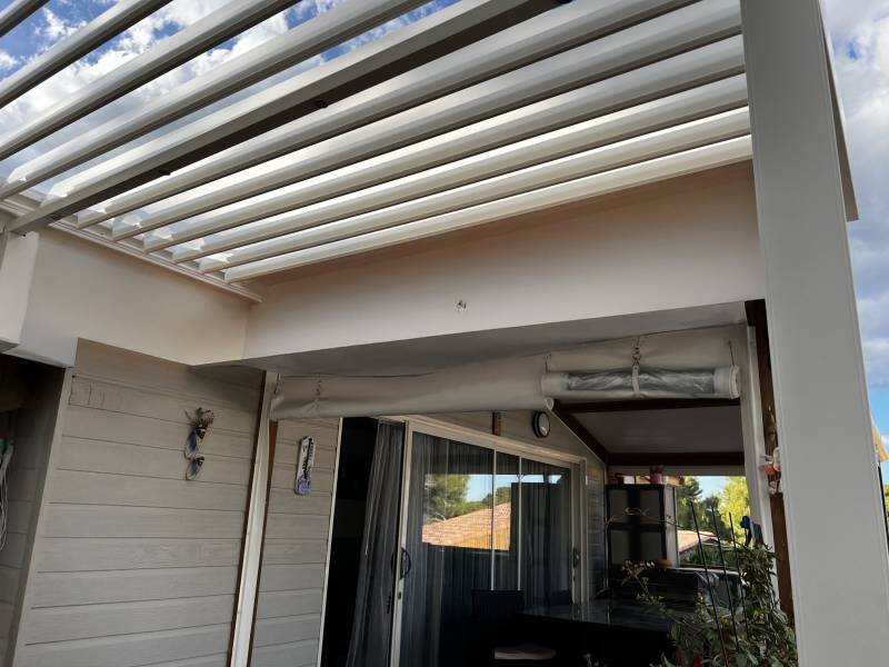 Installation adossée d'une pergola à lames orientables bioclimatiques sur mesure à Montpellier dans l'Hérault par 3D EXTERIEUR