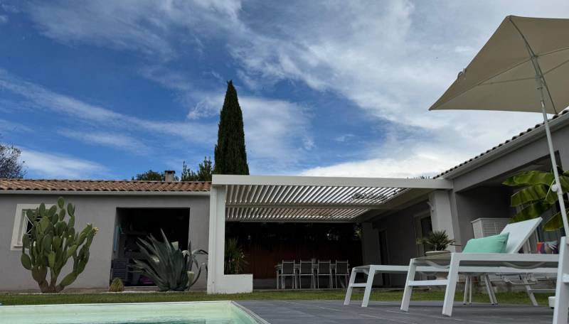 Vente et installation adossée d'une pergola design sur mesure 7X6 à Alès dans le 30