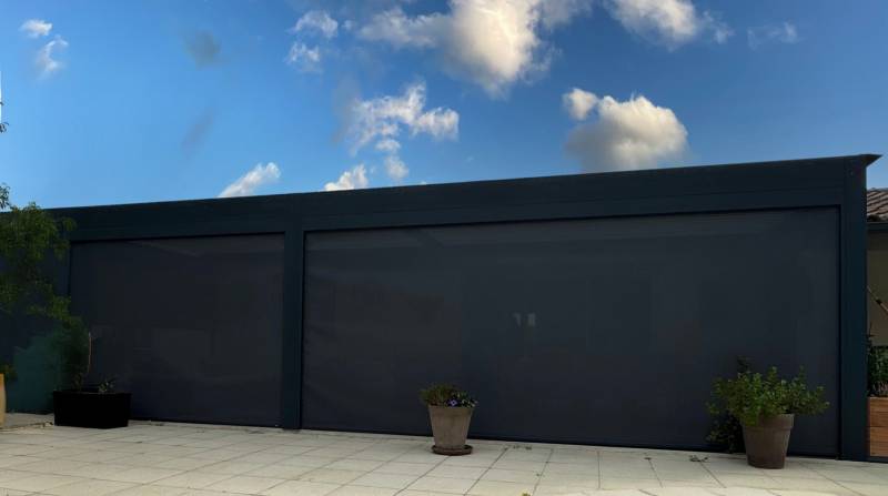 Exemple de pergola bioclimatique design sur mesure avec store façade et côtés à Alès dans le 30