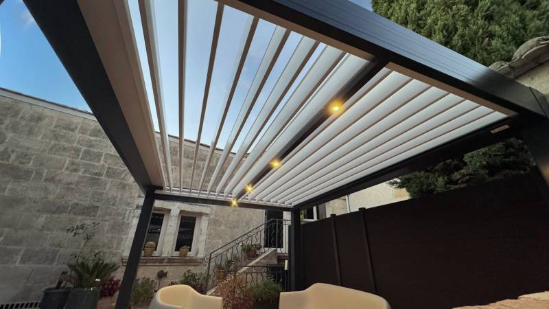 Installation d'une pergola à lames orientable autoportée à Alès dans le 30